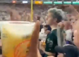 Aficionado de Yankees le avienta vaso lleno de cerveza a fan de Oakland