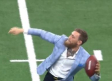 Se burlan de Conor McGregor por su forma de lanzar balón de futbol americano