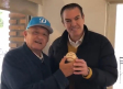 Ex pitcher de Dodgers regala pelota a AMLO