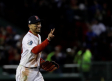 Mookie Betts lleva comida a gente sin hogar después del Juego 2 de la Serie Mundial