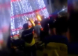 Supuestos aficionados del América queman árbol de Navidad en Tabasco