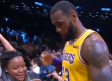 LeBron James se toma selfie con aficionada tras derrota de Lakers ante Brooklyn.