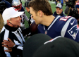 Tom Brady saluda a oficial que se retira tras 30 años en la NFL