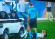 Un 'carrito' le pasa por encima del pie a jugador lesionado