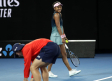 Un 'ball boy' se viste de héroe al atrapar una polilla en juego de Naomi Osaka en el Abierto de Australia