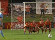 Equipo femenil de futbol intenta una insólita barrera para distraer en un tiro libre