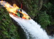Kayakista mexicano se aventó de una cascada prendido en fuego