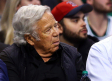 Aficionados en redes sociales opinan sobre el arresto de Robert Kraft