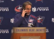 Entrenador de la NHL contesta el celular de un reportero en rueda de prensa