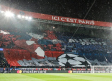 Hinchas del PSG desplegaron un mosaico de Oliver Atom