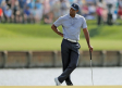 Tiger Woods manda dos veces la pelota al agua en el Players Championship