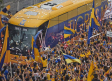 Afición Tigre recibe al equipo con un gran pasillo y bengalas