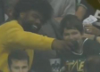 Ezekiel Elliott se toma selfie con fan en juego de hockey sobre hielo