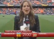 Reportera recibe pelotazo en la cabeza previo al juego entre el Arsenal y Valencia