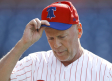 Aficionados de los Phillies abuchean mal primer lanzamiento de Bruce Willis