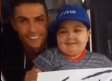 Cristiano Ronaldo detiene autobús para abrazar a niño con leucemia