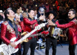 Los Tigres del Norte posan con el trofeo de campeón de Tigres