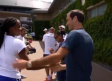 Coco Gauff es felicitada en Wimbledon por Roger Federer