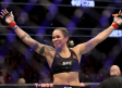 Amanda Nunes presume en la regadera sus cintos de campeona