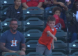 Niño regresa pelota de home run que atrapó su papá en juego entre Astros y Angelinos