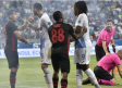Árbitro es impactado por un petardo durante juego de Europa League