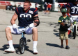 JJ Watt destroza bicicleta de niño en campo de entrenamiento