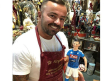 Artista hace estatua del 'Chucky' Lozano con jersey del Napoli