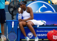 Venus Williams se toma un café durante partido en Masters de Cincinnati