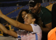 Fanático agarra pecho de futbolista mientras se tomaba una selfie en el Universitario