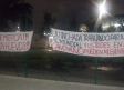 Aficionados Rayados colocan mantas en el estadio para arremeter contra los jugadores