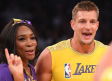 Rob Gronkowski, Venus Williams y James Corden bailan con las Laker Girls