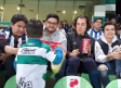 Niño felicita a fanáticos de Rayados y les convida de sus palomitas