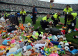 'Llovieron' peluches en el estadio del Betis