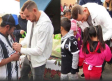 Vincent Janssen regala despensas a familias de Nuevo León