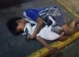 Niño de la calle conmueve en redes sociales al dormir abrazado a su perrito