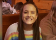 Escuela católica expulsa a adolescente por vestir un suéter arcoíris