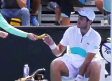 Juez regaña a tenista por pedir extraño favor a recogepelotas en el Abierto de Australia