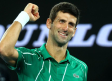 Novak Djokovic juega tenis con aficionados en las calles de Serbia