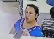 Video: mujer acompaña a su familiar al hospital; roba el celular del médico que los atendía