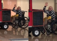 Abuelito es captado paseando en trenecito de plaza comercial