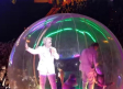 Se 'previene' del coronavirus Till Lindemann, de Rammstein, cantando dentro de una burbuja