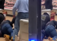 Golpean a hombre que escupió y tosió en alimentos de supermercado