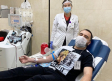 Para combatir el coronavirus, dona Mike Salazar su plasma