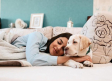 Estudio revela que las mujeres duermen mejor al lado de un perro que de un hombre