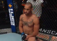 Peleador de UFC se pone de rodilla y levanta puño previo a su combate en Las Vegas