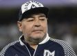 Maradona enciende las redes; baila y se baja la ropa la interior