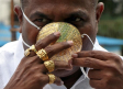 Hombre diseña cubrebocas de oro para evitar contagios de coronavirus