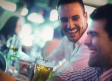 Mientras más alcohol consume un hombre, más aumentan las probabilidades de que se sienta atraído por otro hombre