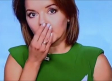 VIDEO: Conductora de TV pierde un diente sin darse cuenta en vivo