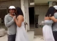 Quinceañera sorprende a su padre visitándolo en la obra en la que trabaja de albañil para bailar el vals